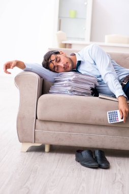 Genç erkek işadamı evde çalışıyor.