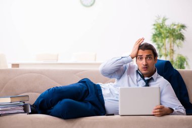 Evden çalışan genç bir erkek.