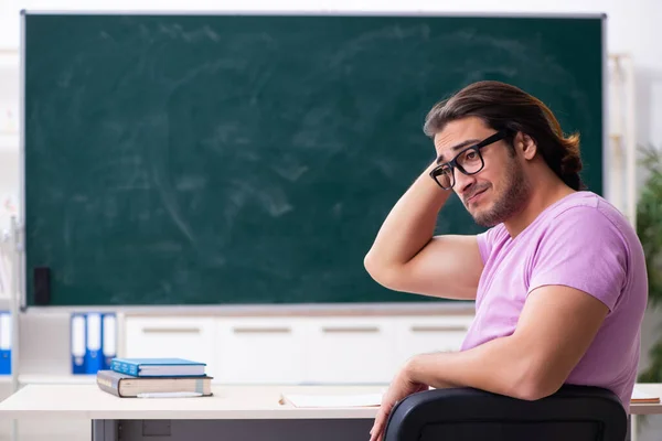 Ung manlig elev i klassrummet — Stockfoto