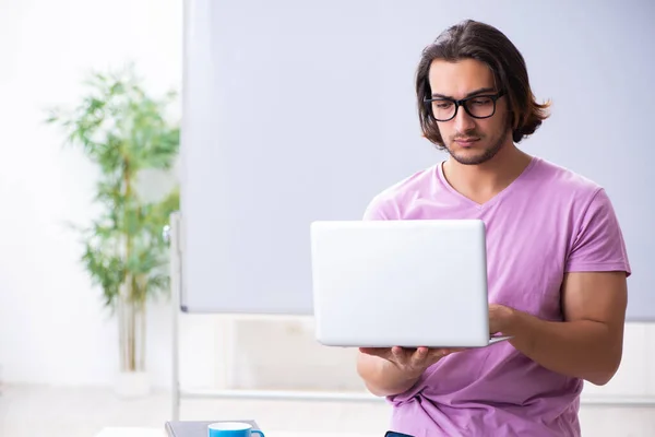 Jovem estudante do sexo masculino em conceito telestudando — Fotografia de Stock