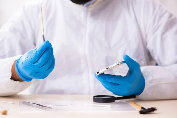 Criminólogo experto masculino trabajando en el laboratorio para obtener evidencia —  Fotos de Stock