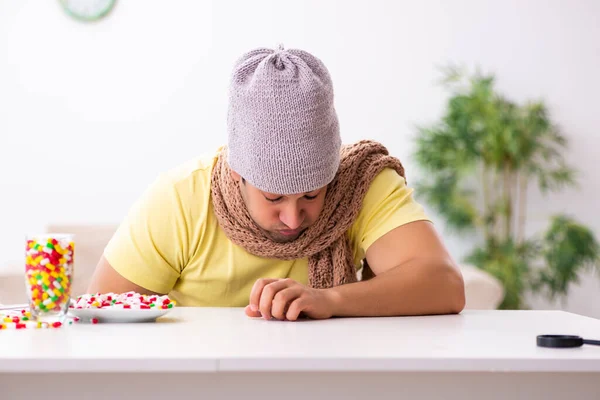 Jongeman die thuis lijdt — Stockfoto