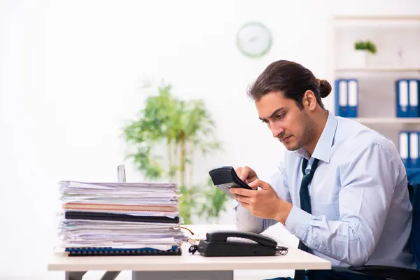 Joven empleado masculino infeliz con el trabajo excesivo —  Fotos de Stock