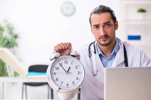 Joven guapo médico masculino que trabaja en la clínica — Foto de Stock