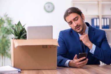 Genç adam işinden kovuluyor.