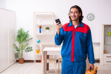 Genç erkek marangoz içeride çalışıyor.