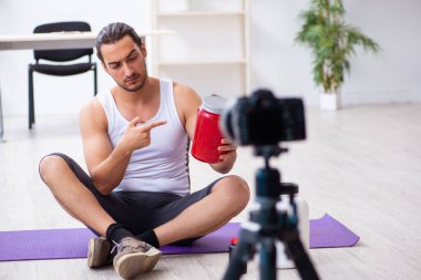 Diyet konseptinde genç bir erkek blog yazarı