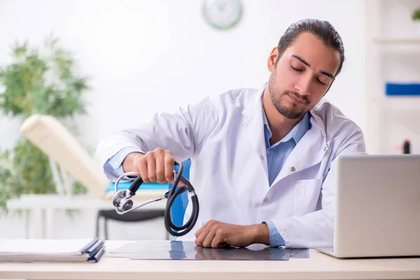 Jovem bonito médico do sexo masculino que trabalha na clínica — Fotografia de Stock