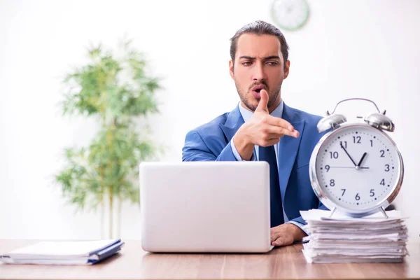 Jeune homme d'affaires travaillant dans le bureau — Photo