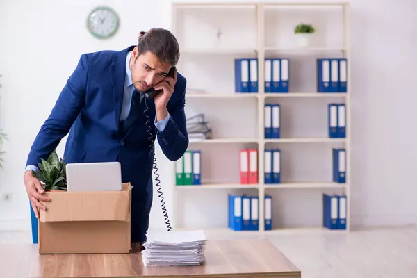 Jeune homme renvoyé de son travail — Photo