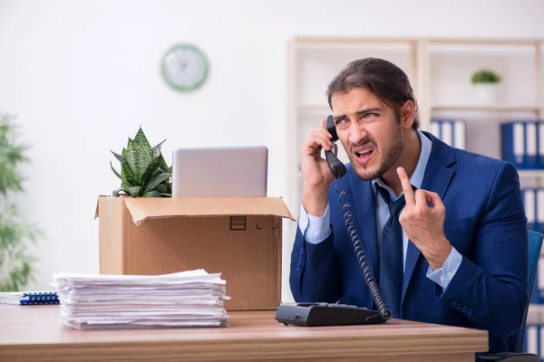 Joven despedido de su trabajo — Foto de Stock