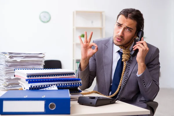 Junge männliche Mitarbeiter unzufrieden mit exzessiver Arbeit — Stockfoto