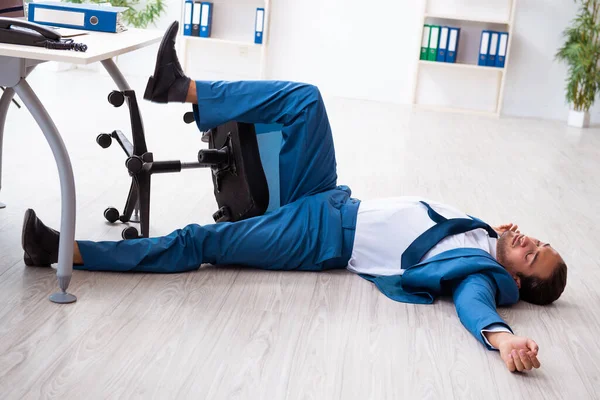 Jovem trabalhador masculino no conceito de acidente de trabalho — Fotografia de Stock