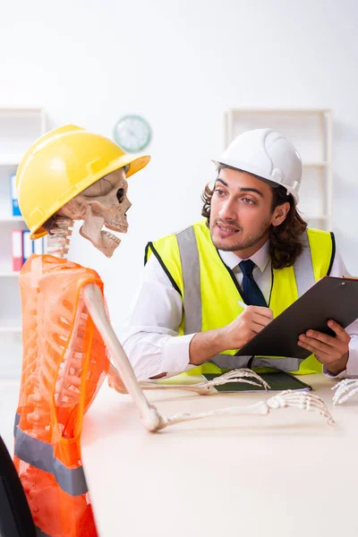 Engraçado reunião de negócios de construção com chefe e esqueletos — Fotografia de Stock