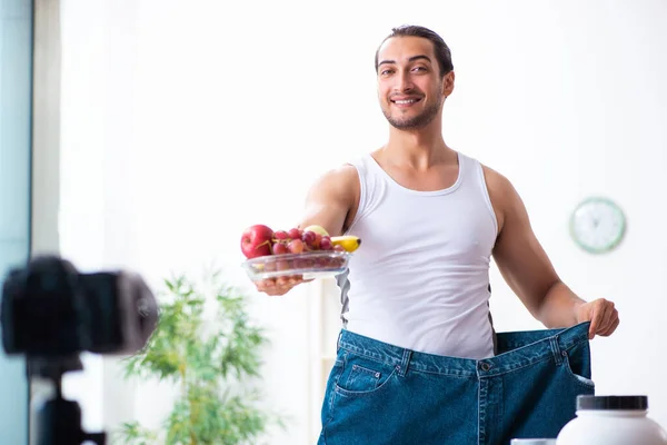 Joven blogger masculino en concepto de dieta —  Fotos de Stock