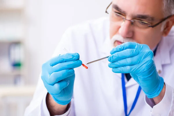 Viejo criminólogo experto trabajando en el laboratorio como evidencia — Foto de Stock