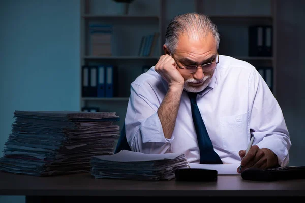 Viejo empleado trabajando hasta tarde en la oficina —  Fotos de Stock