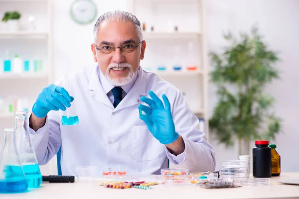 Oude mannelijke chemicus werkt in het lab. — Stockfoto