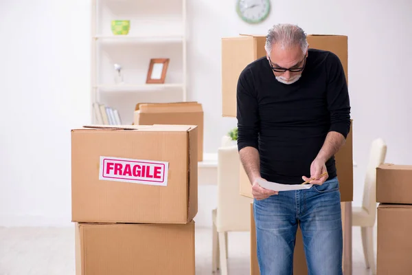 Viejo macho profesional mover haciendo casa reubicación — Foto de Stock