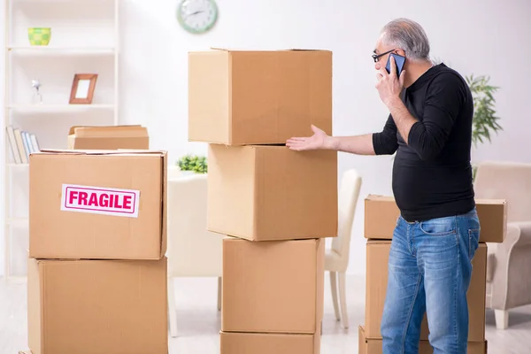 Velho homem profissional mover fazendo realocação em casa — Fotografia de Stock