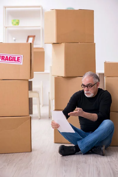 Viejo macho profesional mover haciendo casa reubicación — Foto de Stock