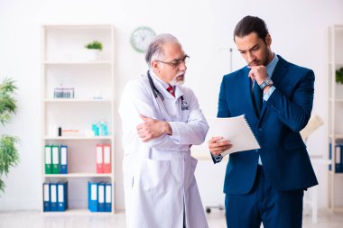 Erkek doktor ve iş adamı tıbbi projeyi tartışıyor