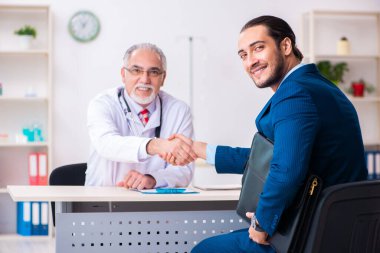 Erkek doktor ve iş adamı tıbbi projeyi tartışıyor