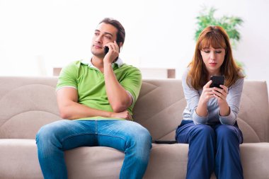 Gadget bağımlılığı konseptinde genç bir çift