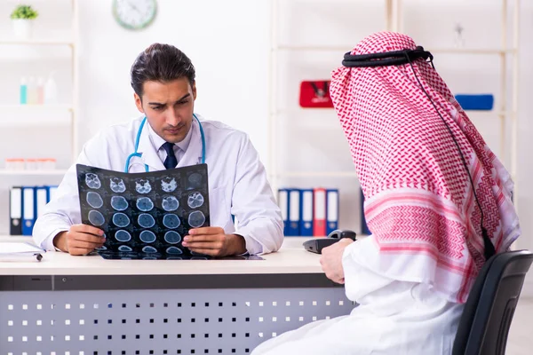 Old male arab visiting young male doctor — Stock fotografie