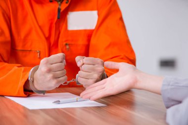 Duruşma öncesi gözaltı avukatıyla görüşen genç adam