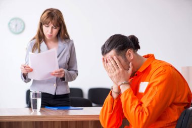 Duruşma öncesi gözaltı avukatıyla görüşen genç adam