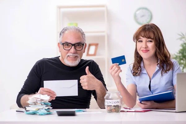 Financial advisor giving retirement advice to old man — Stock Photo, Image
