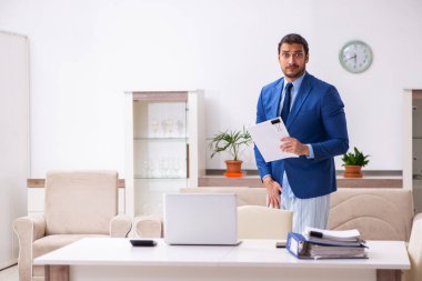 Evden kendini izole etme konseptiyle çalışan genç bir erkek işçi.