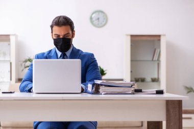 Kendini karantina altında tutan genç bir erkek işçi.