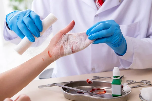 Hand injured woman visiting male doctor — Stock Photo, Image