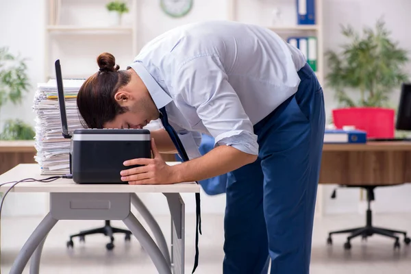 Jeune employé masculin faisant des copies à la photocopieuse — Photo