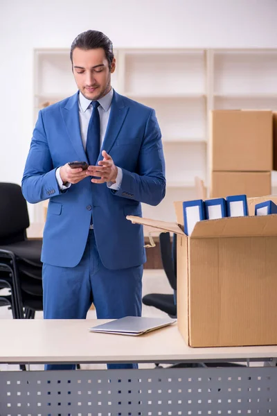 Joven empleado masculino en concepto de reubicación —  Fotos de Stock