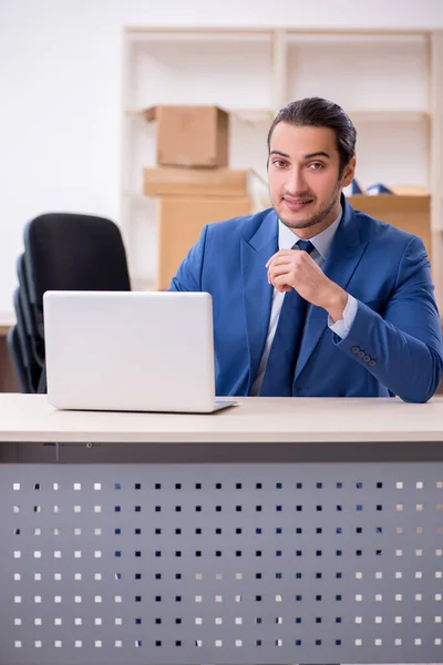 Ung manlig anställd i omlokaliseringskoncept — Stockfoto