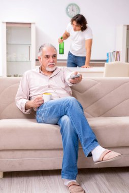 Alkol sorunu olan bir adam ve ailesi.