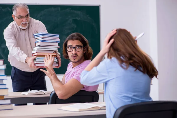 Oude scheikundeleraar en twee leerlingen in de klas — Stockfoto