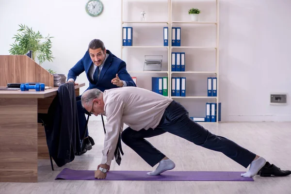 Δύο υπάλληλοι που κάνουν σωματικές ασκήσεις στο χώρο εργασίας — Φωτογραφία Αρχείου