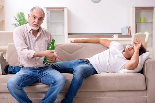 Homem com problema de bebida e a família — Fotografia de Stock