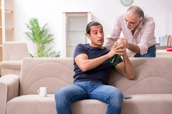 Man with drinking problem and the family — Stock Photo, Image