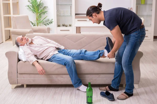 Man med alkoholproblem och familjen — Stockfoto