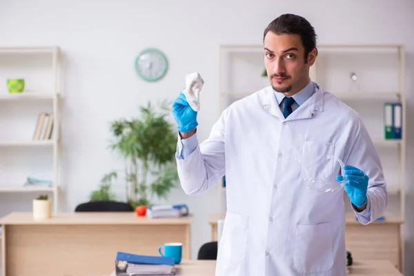 Joven virólogo médico en el consultorio — Foto de Stock