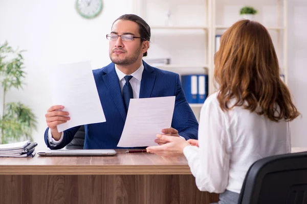 Reunión de negocios entre hombre de negocios y mujer de negocios —  Fotos de Stock