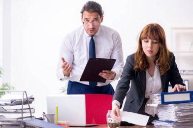 Ofiste çalışan iki çalışan.