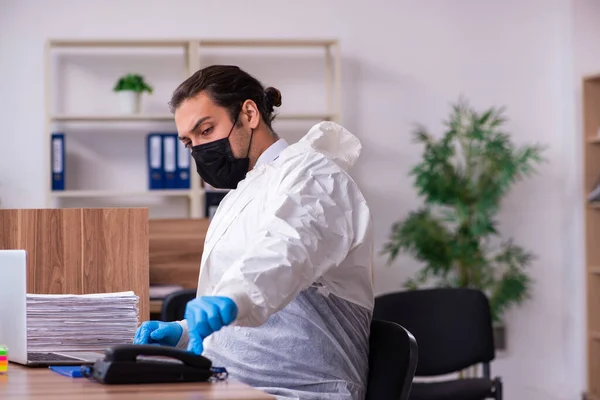 Joven empleado masculino en concepto de autoaislamiento — Foto de Stock