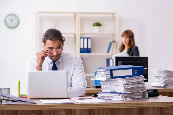 Two employees working in the office — Stock Photo, Image