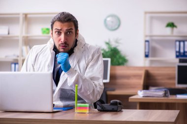 Kendini izole eden genç bir erkek işçi.